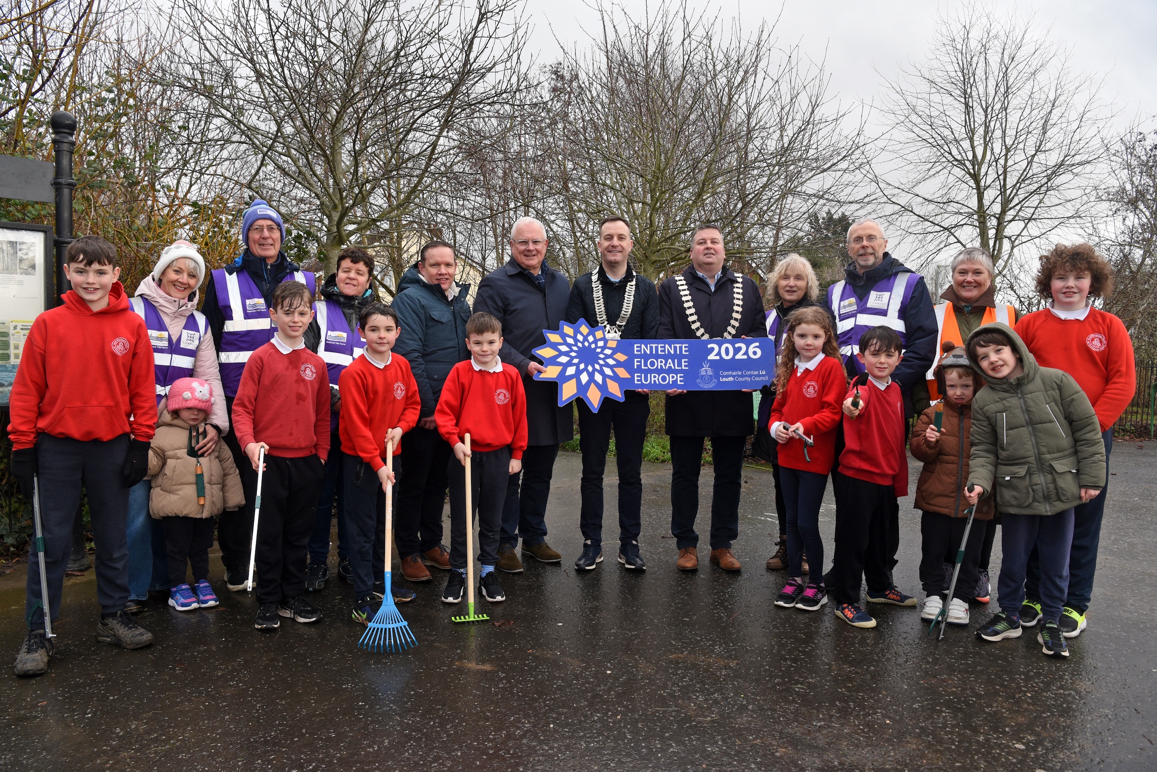 Cllr Seán Kelly, Cathaoirleach of Louth County Council, Cllr Robert Nash, Cathaoirleach of Dundalk Municipal District, David Conway, Chief Executive of Louth County Council, David Hanratty, Director of Services, Louth County Council, members of Blackrock Tidy Towns and students from St Francis National School, Blackrock at the launch of the 2026 Entente Florale Europe Competition in Blackrock Park Entente-Florale-Launch