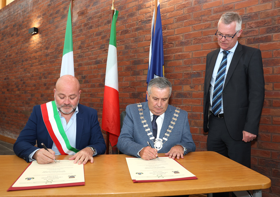 Nicola Burrini, Mayor of Nettuno and Cllr Jim Tenanty, Cathaoirleach of the Municipal District of Ardee, sign the formal twinning agreement at a ceremony in Ardee Civic Offices in the presence of Thomas McEvoy, Deputy Chief Executive of Louth County Council