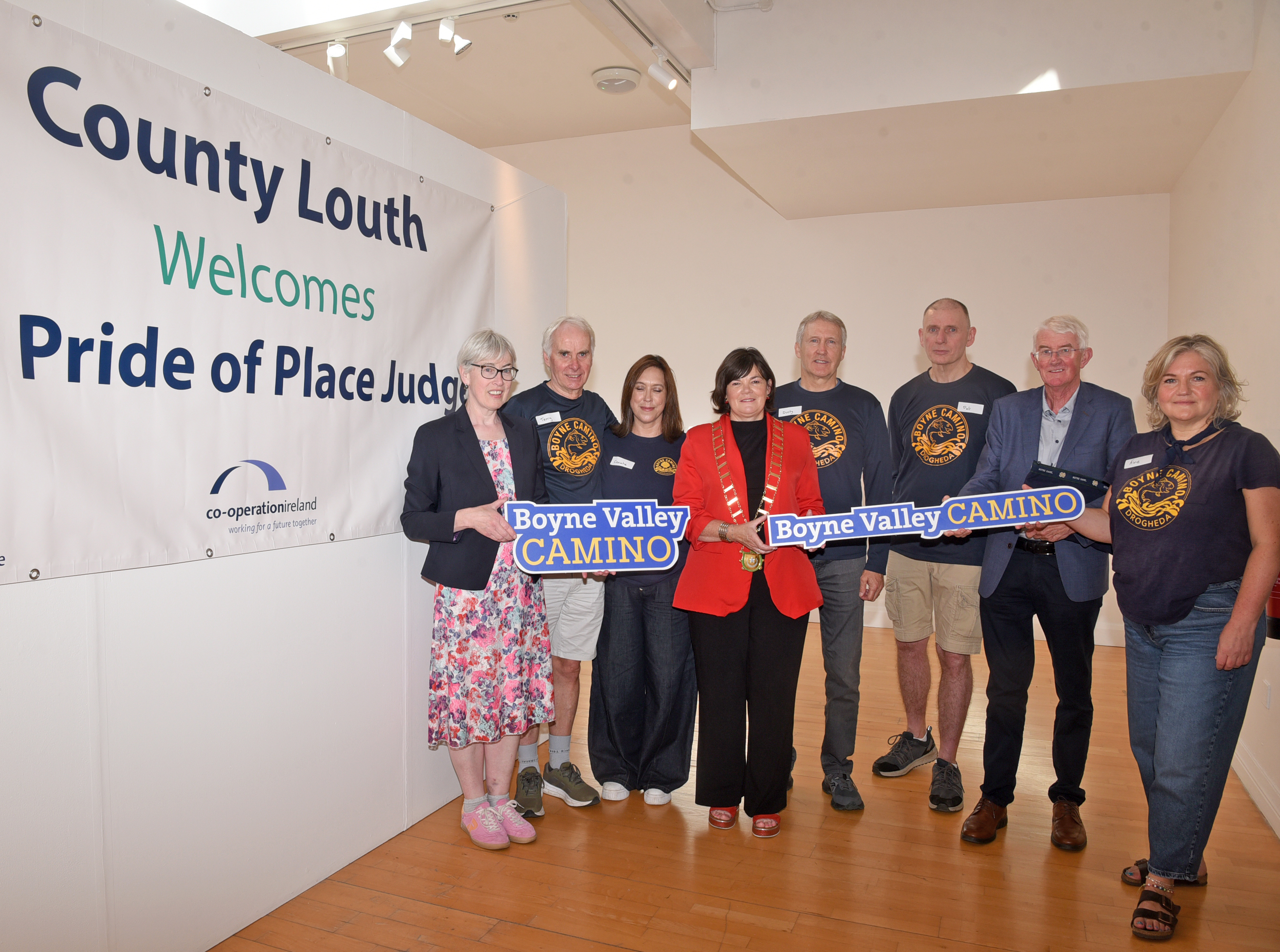 Pride of Place judges Katrina Murphy (left) and Tom Dowling (second from right), pictured with Cllr Michelle Hall, Mayor of Drogheda, along with members of the Boyne Valley Camino, Aine Walsh, Pat Coffey, Dusty Flanagan, Caoimhe Mulroy, Terry Collins at the Pride of Place judging held in Droichead Arts Centre, Stockwell St, Drogheda POP-Judges-Boyne-Valley-Camino