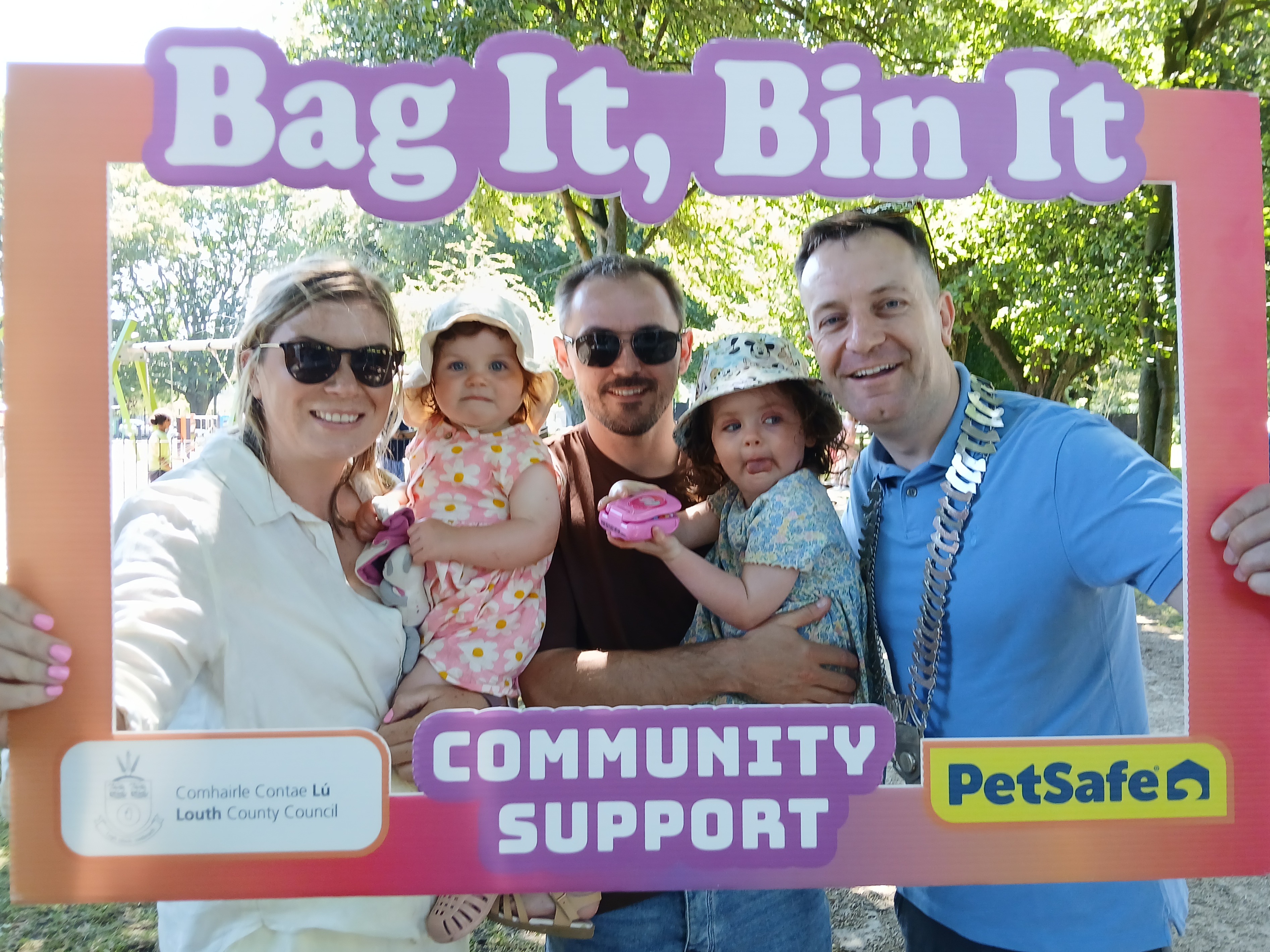 Cllr Seán Kelly, Cathaoirleach of Louth County Council, pictured with members of the public at the Bag It Bin It event in Dundalk Bag-It-Bin-It-Dundalk