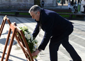 Cllr Jim Tenanty laying the wreath thumbnail