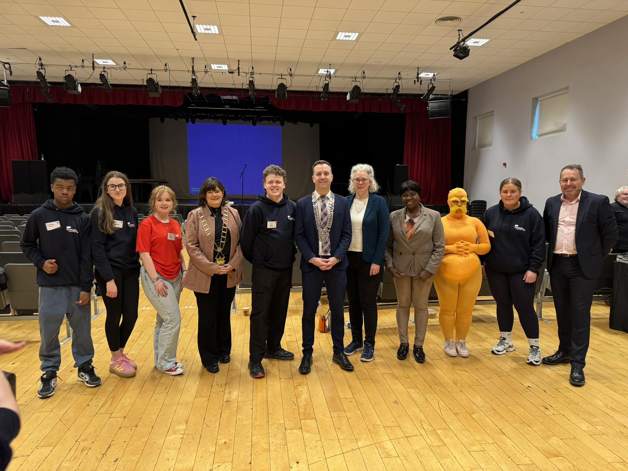 Cllr Seán Kelly, Cathaoirleach of Louth County Council, Cllr Michelle Hall, Mayor of Drogheda, Cllr Marianne Butler, Cllr Ejiro O’Hare-Stratton and Cllr Declan Power, pictured with members of Comhairle na nÓg Louth at the organisation’s annual conference Youth-Work-Ireland-Week-Press-Release-01-Comhairle-na-nOg